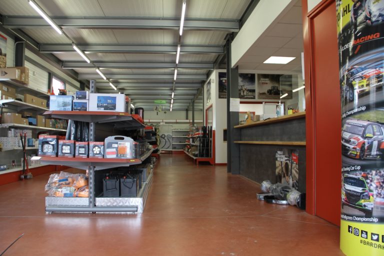 Intérieur du magasin Valtra