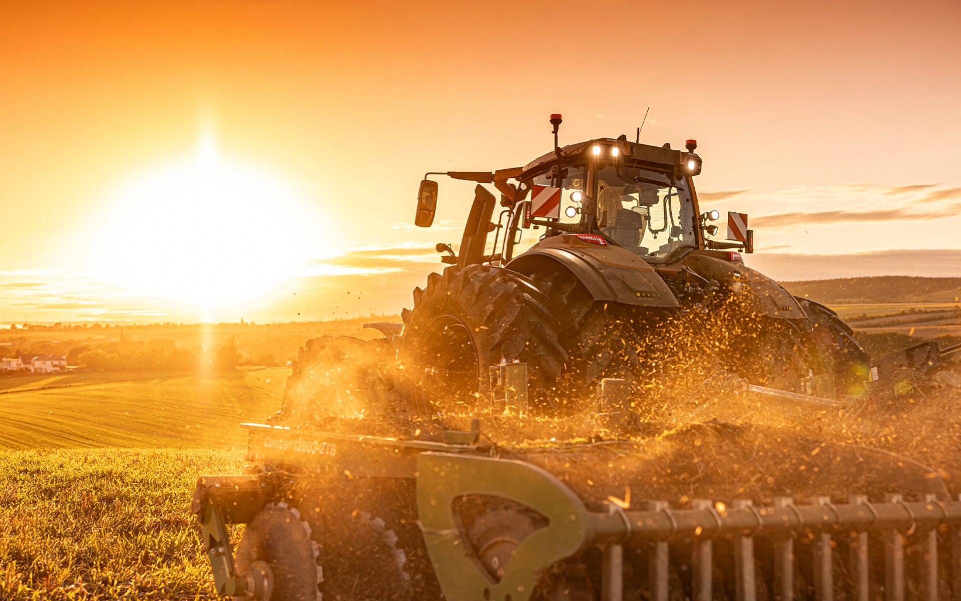 Tracteur en action dans un champ