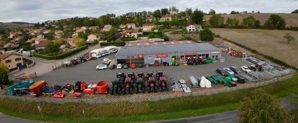 Vue aérienne de Marvalin avec le parc de véhicules agricoles