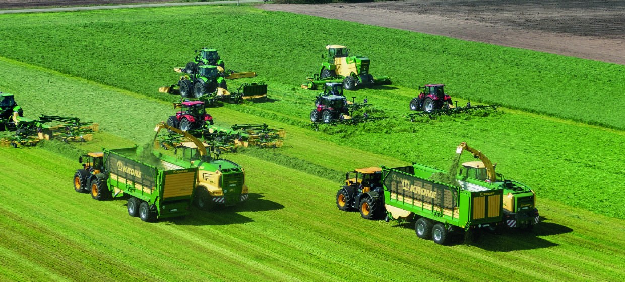 Machines KRONE dans un champ