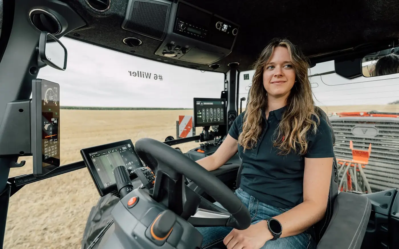 Conductrice dans la cabine du Valtra série T
