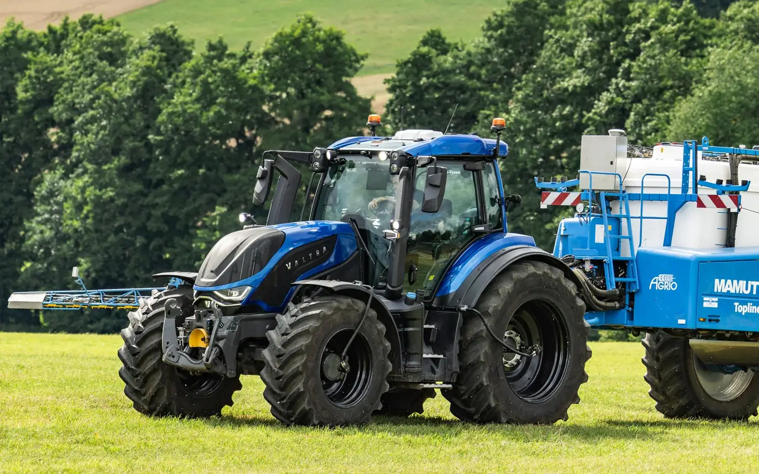 Tracteur Valtra équipé d’un outil attelé